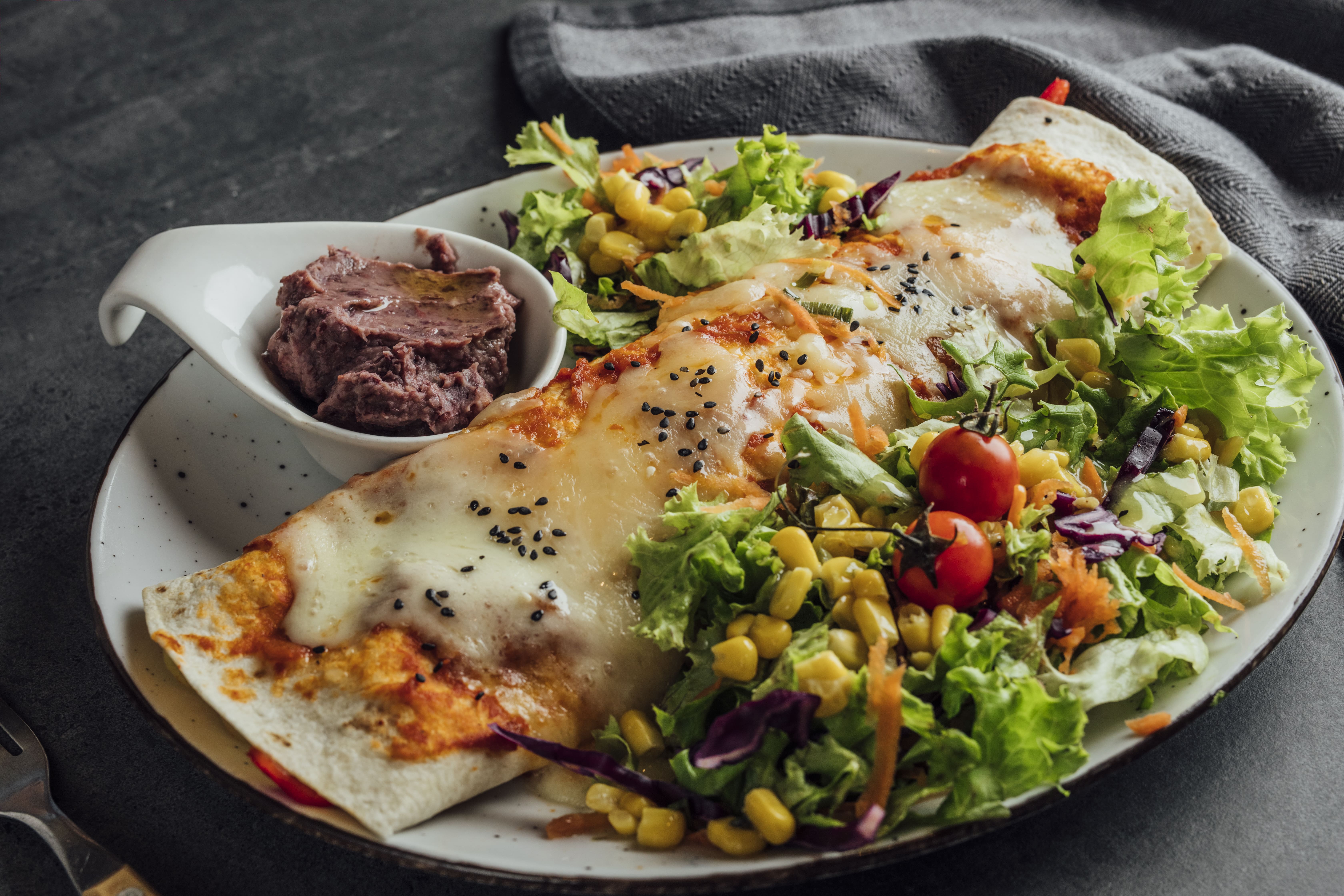 Zapata burito sa svežom salatom na tamnom platnu