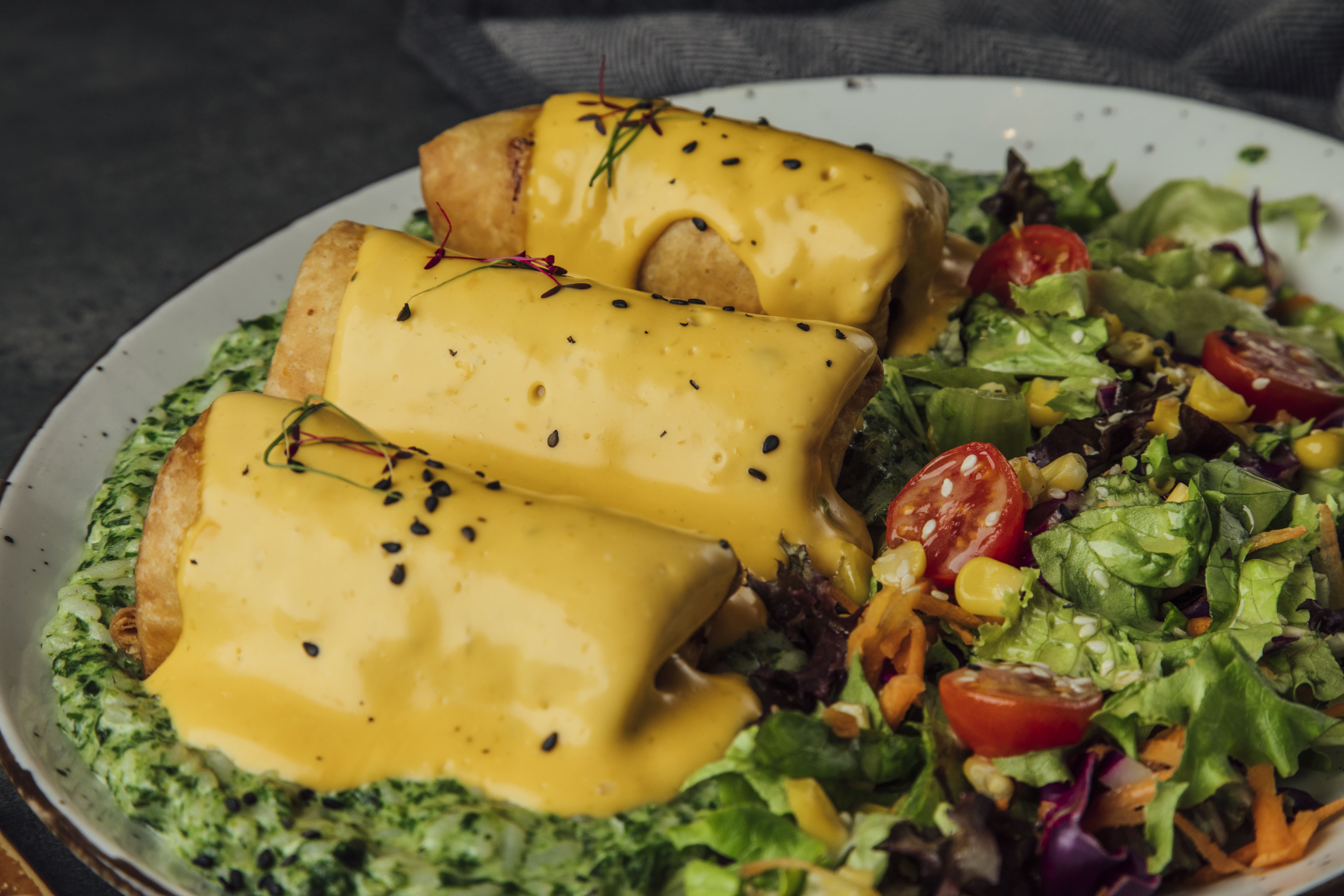 Chimichanga sa junetinom, pirinčem i salatom